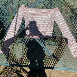 Very cute long sleeve, off the shoulders crop top 🥰 💅🏼